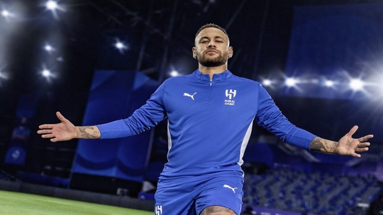 Santos honor Neymar by giving him the "King's" jersey